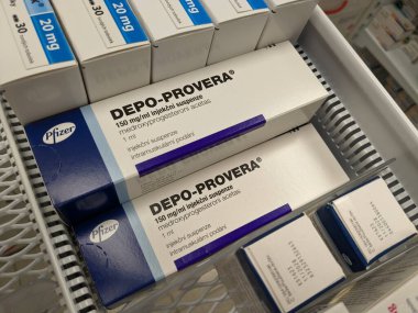 Prag, Çek Cumhuriyeti-Ağustos 7 2024: MEDROXYPROGESTERON aktif maddeyle DEPO-PROVERA ilaç kutusu