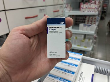 Prag, Çek Cumhuriyeti-7 Ağustos 2024: PFIZER tarafından kullanılan METHYLPREDNISOLone aktif maddeyle DEPO-MEDROL ilaç kutusu