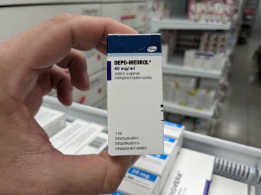 Prag, Çek Cumhuriyeti-7 Ağustos 2024: PFIZER tarafından kullanılan METHYLPREDNISOLone aktif maddeyle DEPO-MEDROL ilaç kutusu