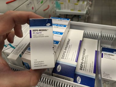 Prag, Çek Cumhuriyeti-7 Ağustos 2024: PFIZER tarafından kullanılan METHYLPREDNISOLone aktif maddeyle DEPO-MEDROL ilaç kutusu
