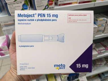 Prag, Çek Cumhuriyeti-Ağustos 7 2024: METHOTREXATE aktif maddeyle birlikte MEDAC tarafından kullanılan METOJECT PEN kutu, romatizma, sedef hastalığı tedavisinde kullanılır