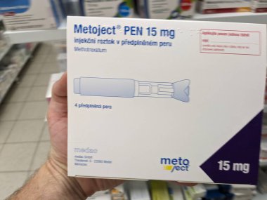 Prag, Çek Cumhuriyeti-Ağustos 7 2024: METHOTREXATE aktif maddeyle birlikte MEDAC tarafından kullanılan METOJECT PEN kutu, romatizma, sedef hastalığı tedavisinde kullanılır