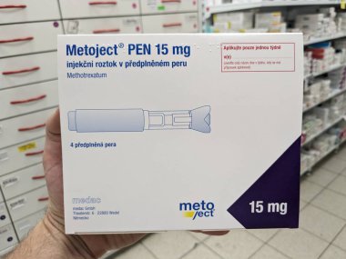 Prag, Çek Cumhuriyeti-Ağustos 7 2024: METHOTREXATE aktif maddeyle birlikte MEDAC tarafından kullanılan METOJECT PEN kutu, romatizma, sedef hastalığı tedavisinde kullanılır
