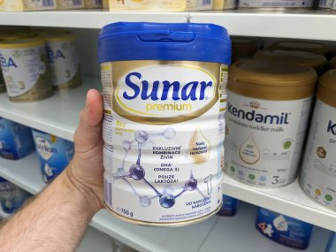 Prag, Çek Cumhuriyeti-Ağustos 7-2024: SUNAR COMPLEX HERO tarafından 3 kutu bebek maması, bebek bakımı ve beslenmesi için kullanılır