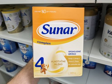 Prag, Çek Cumhuriyeti-Ağustos 7-2024: SUNAR COMPLEX 1 kutu bebek maması, bebek beslenmesi ve bebek bakımı için kullanılıyor