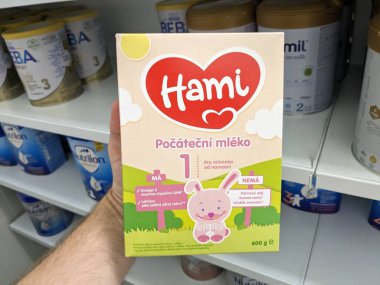 Prag, Çek Cumhuriyeti - 24 Ocak 2023: Hami bebek sütü bir eczanede raflarda sergilendi, bebek yeni yürümeye başlayanlar için süt tozu