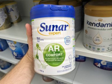 Prag, Çek Cumhuriyeti-Ağustos 7-2024: SUNAR COMPLEX HERO tarafından 3 kutu bebek maması, bebek bakımı ve beslenmesi için kullanılır