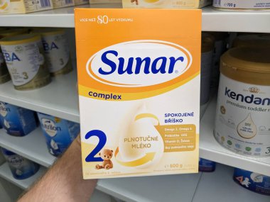 Prag, Çek Cumhuriyeti-Ağustos 7-2024: SUNAR COMPLEX 1 kutu bebek maması, bebek beslenmesi ve bebek bakımı için kullanılıyor