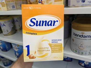 Prag, Çek Cumhuriyeti-Ağustos 7-2024: SUNAR COMPLEX 1 kutu bebek maması, bebek beslenmesi ve bebek bakımı için kullanılıyor