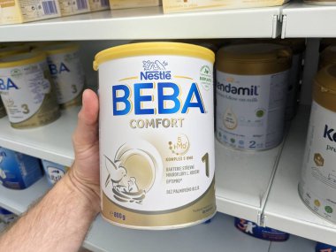 Prag, Çek Cumhuriyeti-Ağustos 7-2024: BEBA KOMFORT 3 kutu bebek maması NESTL tarafından, bebek beslenmesi ve bebek bakımı için kullanılır