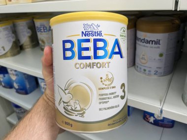 Prag, Çek Cumhuriyeti-Ağustos 7-2024: BEBA KOMFORT 3 kutu bebek maması NESTL tarafından, bebek beslenmesi ve bebek bakımı için kullanılır