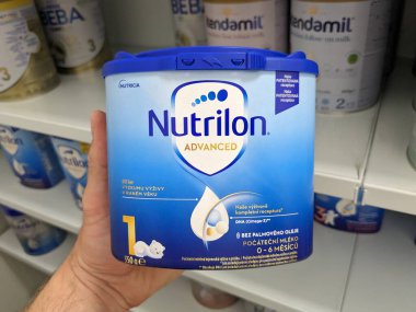 Prag, Çek Cumhuriyeti - 24 Ocak 2023: Bir eczanedeki raflarda sergilenen nutrilon bebek sütü, bebekler için süt tozu