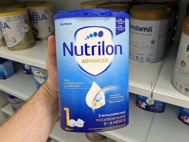 Prag, Çek Cumhuriyeti - 24 Ocak 2023: Bir eczanedeki raflarda sergilenen nutrilon bebek sütü, bebekler için süt tozu