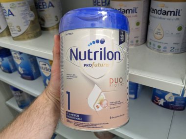 Prag, Çek Cumhuriyeti - 24 Ocak 2023: Bir eczanedeki raflarda sergilenen nutrilon bebek sütü, bebekler için süt tozu