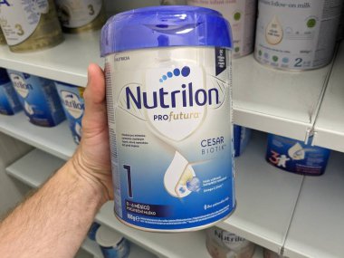 Prag, Çek Cumhuriyeti - 24 Ocak 2023: Bir eczanedeki raflarda sergilenen nutrilon bebek sütü, bebekler için süt tozu