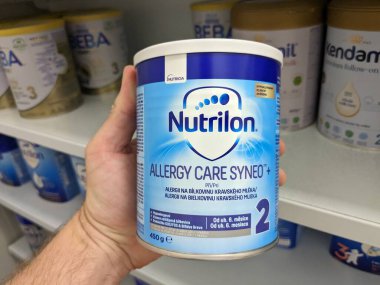 Prag, Çek Cumhuriyeti-7 Ağustos 2024: NUTRILON ALLERGY KURUMU NUTRICIA tarafından hipoalerjenik bebek formülü kutusu.
