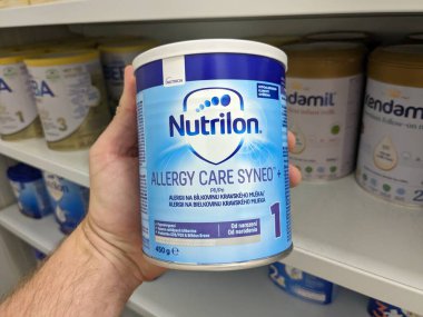 Prag, Çek Cumhuriyeti-7 Ağustos 2024: NUTRILON ALLERGY KURUMU NUTRICIA tarafından hipoalerjenik bebek formülü kutusu.