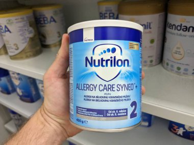 Prag, Çek Cumhuriyeti-7 Ağustos 2024: NUTRILON ALLERGY KURUMU NUTRICIA tarafından hipoalerjenik bebek formülü kutusu.