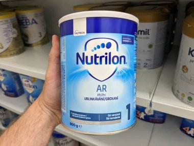 Prag, Çek Cumhuriyeti-Ağustos 7 2024: NUTRICIA 'nın bebek maması içeren NUTRILON AR kutusu.