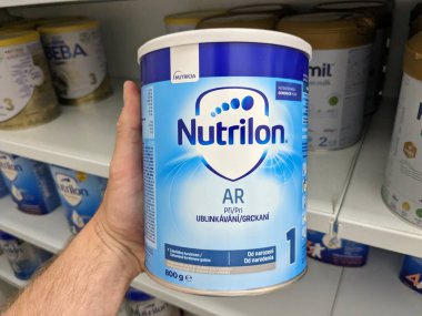 Prag, Çek Cumhuriyeti-Ağustos 7 2024: NUTRICIA 'nın bebek maması içeren NUTRILON AR kutusu.