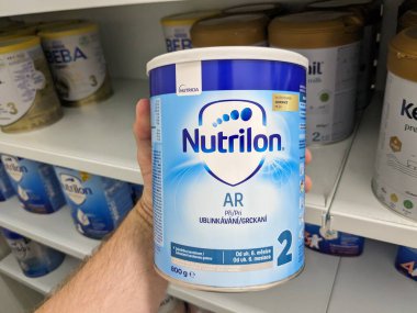 Prag, Çek Cumhuriyeti-Ağustos 7 2024: NUTRICIA 'nın bebek maması içeren NUTRILON AR kutusu.