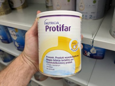 Prag, Çek Cumhuriyeti-7 Ağustos 2024: NUTRICIA Protein Emaneti Kutusu, yetersiz beslenme ve besin desteği için kullanılır.