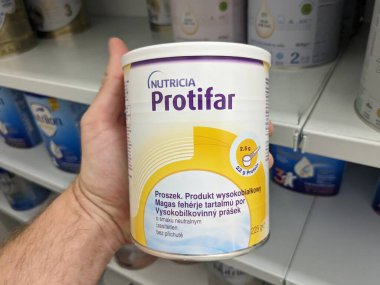 Prag, Çek Cumhuriyeti-7 Ağustos 2024: NUTRICIA Protein Emaneti Kutusu, yetersiz beslenme ve besin desteği için kullanılır.