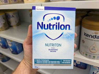 Prag, Çek Cumhuriyeti-7 Ağustos 2024: NUTRILON NUTRITON Bebek Formülü Kutusu NUTRICIA tarafından kalınlaştırılır, kusma önleyici bebek bakımı için kullanılır