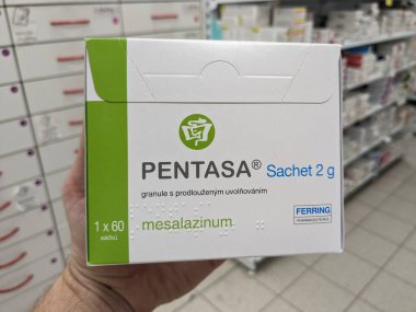 Prag, Çek Cumhuriyeti-7 Ağustos 2024: PENTASA SACHET ilaç kutusu FERRING tarafından kullanılan MESALAZINE aktif madde, ülseratif kolit tedavisi, Crohn hastalığı