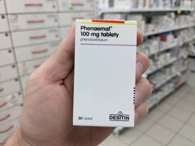 Prag, Çek Cumhuriyeti-7 Ağustos 2024: BAYER tarafından PHENOBARBITAL aktif maddeyle birlikte PENAEMAL ilaç kutusu, epilepsi ve nöbet kontrolü tedavisinde kullanılır