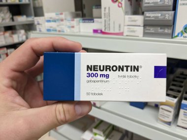 Prag, Çek Cumhuriyeti-7 Ağustos 2024: PFIZER tarafından kullanılan GABAPENTIN aktif maddeyle birlikte NEURONTIN ilaç kutusu, nöropatik ağrı ve epilepsi tedavisinde kullanılır