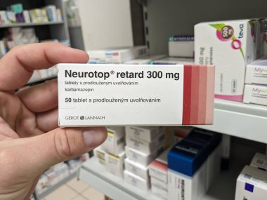 Prag, Çek Cumhuriyeti-10 Ağustos 2024: Epilepsi, nöbet kontrolü ve bipolar bozukluğun tedavisinde kullanılan CARBAMAZEPINE aktif maddesi içeren NEUROTOP RETARD tablet kutusu.