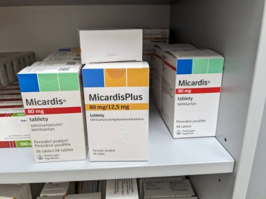 Prag, Çek Cumhuriyeti-10 Ağustos 2024: TELMISARTAN ve HYDROCHLOROTHIAZIDE aktif maddelerin kullanıldığı MICARDIS PLUS ilaç kutusu, hipertansiyon, kardiyovasküler hastalığın tedavisinde kullanılan BOEHRINGELHEIM.