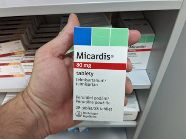 Prag, Çek Cumhuriyeti-10 Ağustos 2024: BOEHRINGER INGELHEIM tarafından kullanılan TELMISARTAN aktif maddeyle MICARDIS ilaç kutusu, hipertansiyon ve kardiyovasküler hastalıkların tedavisinde kullanılır.