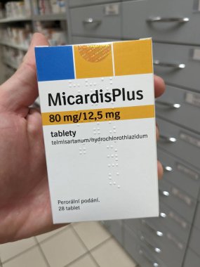 Prag, Çek Cumhuriyeti-10 Ağustos 2024: TELMISARTAN ve HYDROCHLOROTHIAZIDE aktif maddelerin kullanıldığı MICARDIS PLUS ilaç kutusu, hipertansiyon, kardiyovasküler hastalığın tedavisinde kullanılan BOEHRINGELHEIM.
