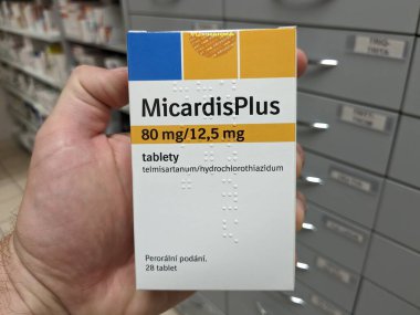 Prag, Çek Cumhuriyeti-10 Ağustos 2024: TELMISARTAN ve HYDROCHLOROTHIAZIDE aktif maddelerin kullanıldığı MICARDIS PLUS ilaç kutusu, hipertansiyon, kardiyovasküler hastalığın tedavisinde kullanılan BOEHRINGELHEIM.