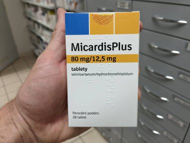 Prag, Çek Cumhuriyeti-10 Ağustos 2024: TELMISARTAN ve HYDROCHLOROTHIAZIDE aktif maddelerin kullanıldığı MICARDIS PLUS ilaç kutusu, hipertansiyon, kardiyovasküler hastalığın tedavisinde kullanılan BOEHRINGELHEIM.