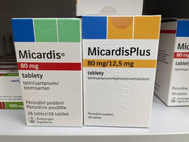 Prag, Çek Cumhuriyeti-10 Ağustos 2024: TELMISARTAN ve HYDROCHLOROTHIAZIDE aktif maddelerin kullanıldığı MICARDIS PLUS ilaç kutusu, hipertansiyon, kardiyovasküler hastalığın tedavisinde kullanılan BOEHRINGELHEIM.