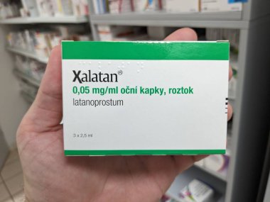 Prag, Çek Cumhuriyeti-10 Ağustos 2024: Göz tansiyonu, göz tansiyonu ve göz tansiyonu tedavisinde kullanılan LATANOPROST aktif maddesiyle birlikte XALATAN optalmik çözelti kutusu.