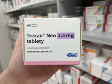 Prag, Çek Cumhuriyeti-Ağustos 10-2024: EBEWE 'nin METHOTREXATE aktif maddesiyle birlikte TREXAN NEO kutusu, romatoid artrit, kanser tedavisinde kullanılır.