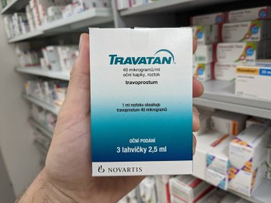 Prag, Çek Cumhuriyeti-10 Ağustos 2024: Glakom, göz tansiyonu ve göz hipertansiyonunun tedavisinde kullanılan ALCON tarafından aktif bir madde olan TRAVANOPROST optik çözeltisi.