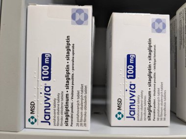 Prag, Çek Cumhuriyeti-7 Ağustos 2024: Tip 2 diyabet tedavisinde kullanılan MERCK tarafından SITAGLIPTIN aktif maddeyle birlikte JANUVIA ilaç kutusu