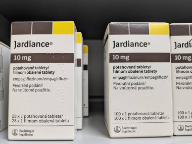 Prag, Çek Cumhuriyeti-7 Ağustos 2024: BOEHRINGER INGELHEIM tarafından kullanılan EMPAGLIFLOZIN aktif maddesi içeren JARDIANCE ilaç kutusu, tip 2 diyabet, kalp yetmezliği