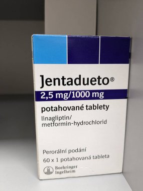 Prag, Çek Cumhuriyeti-10 Ağustos 2024: JENTADUETO tablet kutusu LINAGLIPTIN ve METFORMIN aktif maddeler, tip 2 diyabet tedavisi, kan şekeri kontrolü.