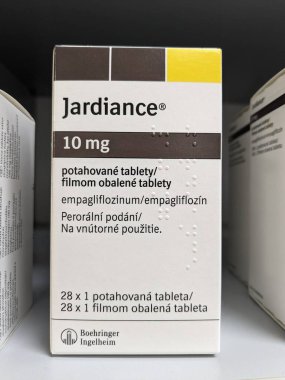 Prag, Çek Cumhuriyeti-7 Ağustos 2024: BOEHRINGER INGELHEIM tarafından kullanılan EMPAGLIFLOZIN aktif maddesi içeren JARDIANCE ilaç kutusu, tip 2 diyabet, kalp yetmezliği