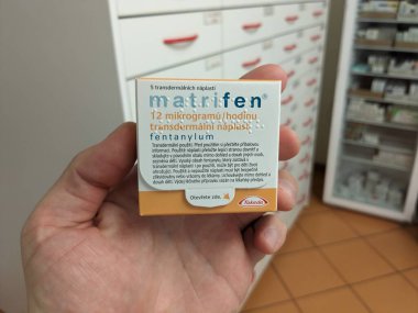 Prag, Çek Cumhuriyeti-7 Ağustos 2024: Kronik ağrı kesici olarak kullanılan FENTAN aktif maddeyle birlikte MATRIFEN transdermal yama kutusu.