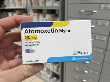 Prag, Çek Cumhuriyeti - 9 Temmuz 2024: Atomoxetin Mylan Mylan, Atomoxetine aktif maddeyle ilgili kutu, dikkat eksikliği hiperaktivite bozukluğu, dürtü kontrolü.