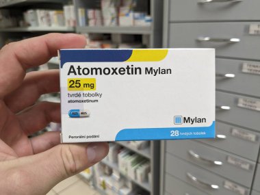 Prag, Çek Cumhuriyeti - 9 Temmuz 2024: Atomoxetin Mylan Mylan, Atomoxetine aktif maddeyle ilgili kutu, dikkat eksikliği hiperaktivite bozukluğu, dürtü kontrolü.
