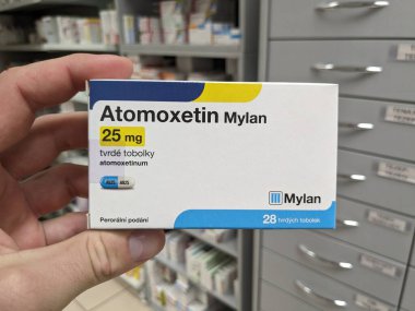 Prag, Çek Cumhuriyeti - 9 Temmuz 2024: Atomoxetin Mylan Mylan, Atomoxetine aktif maddeyle ilgili kutu, dikkat eksikliği hiperaktivite bozukluğu, dürtü kontrolü.