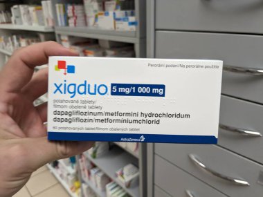 Prag, Çek Cumhuriyeti-7 Ağustos 2024: Tip 2 diyabet tedavisinde kullanılan DAPAGLIFLOZIN ve METFORMIN aktif maddeleriyle XIGDUO ilaç kutusu.